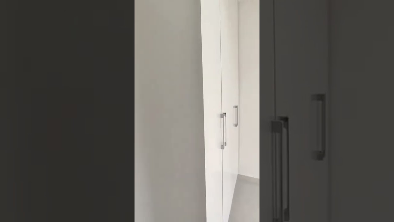 Pour maximiser les rangements , un placard a été intégré dans la chambre parentale .