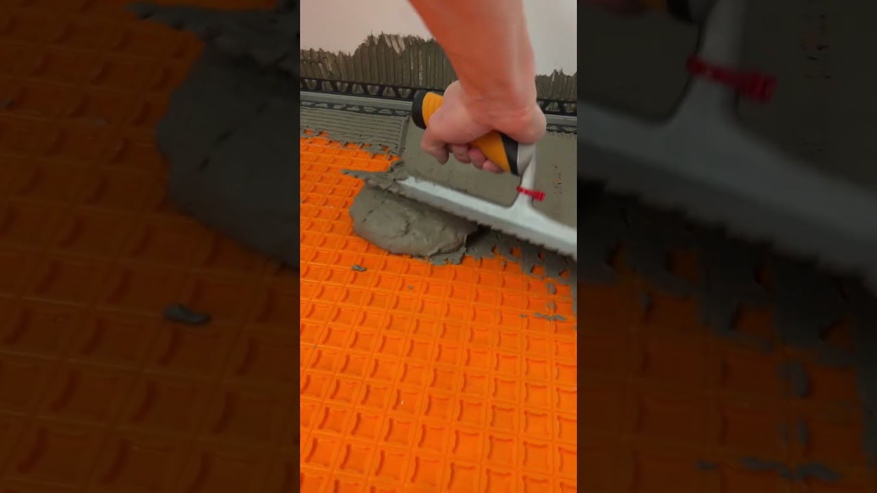 Natte adhésive pour poser un carrelage sur support bois