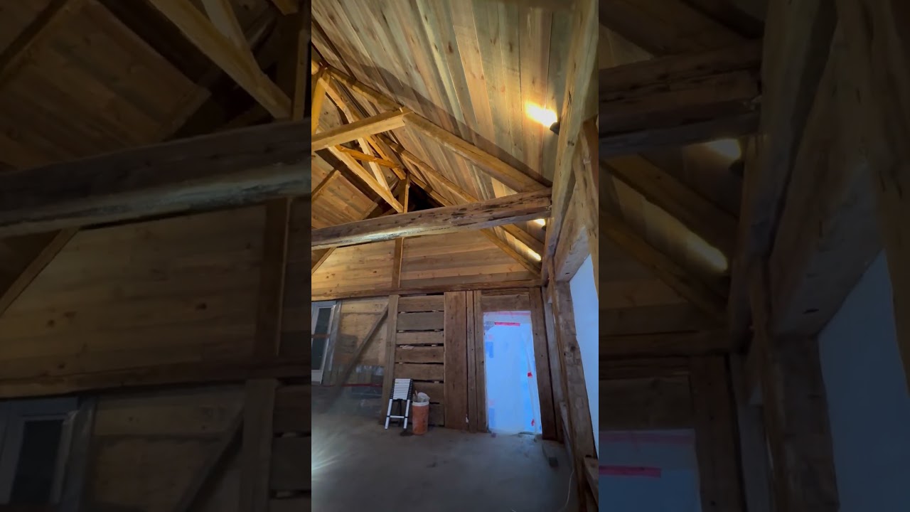 Intérieur d'une rallonge fait sur mesure avec les techniques et le bois d'époque.