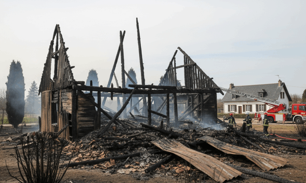 un incendie dévastateur à tarnos, dans les landes, a complètement détruit une maison en bois, laissant des dégâts importants et une communauté sous le choc.