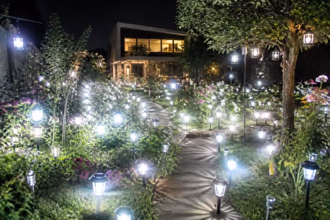 découvrez pourquoi multiplier les lampes solaires peut nuire à l'esthétique et à l'équilibre de votre jardin, à travers les secrets que les paysagistes ne révèlent pas.