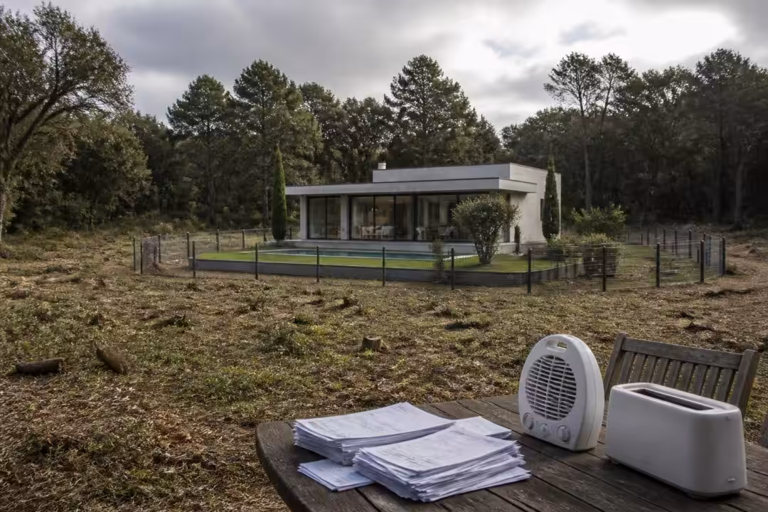 découvrez pourquoi la règle des 50 mètres de débroussaillement imposé dépasse souvent les limites de votre terrain et comment cela peut augmenter votre facture d'électricité.