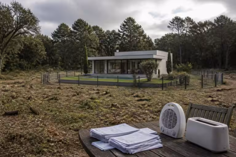 découvrez pourquoi la règle des 50 mètres de débroussaillement imposé dépasse souvent les limites de votre terrain et comment cela peut augmenter votre facture d'électricité.