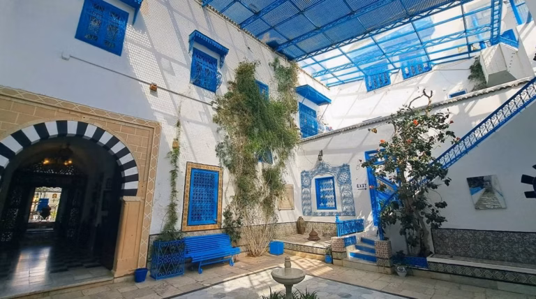 Elie Semoun réalise son rêve : propriétaire d&rsquo;une somptueuse maison sur une île paradisiaque où il se consacre à une passion insoupçonnée…
